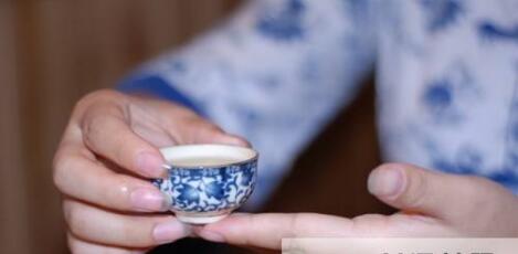 女士喝茶的手勢，女人正確喝茶手勢姿勢圖