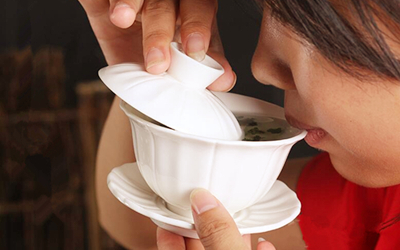 三才蓋碗的正確拿法，三才蓋碗抓碗法圖解