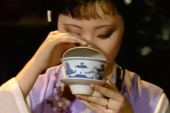 女士喝茶優(yōu)雅姿勢，女士正確喝茶姿勢禮儀