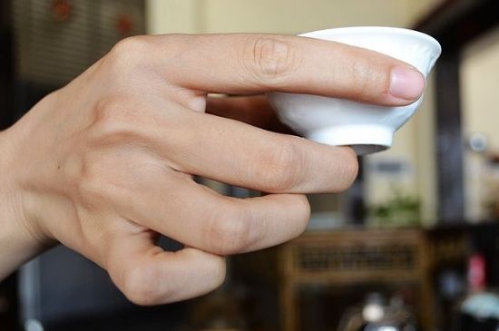 女士喝茶的手勢，女人正確喝茶手勢姿勢圖