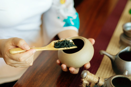 女人喝茶要行扣茶禮嗎，叩茶禮女士能用嗎？