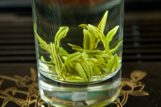 安吉白茶冷藏好還是冷凍好？這個(gè)需要根據(jù)存放時(shí)間來選擇