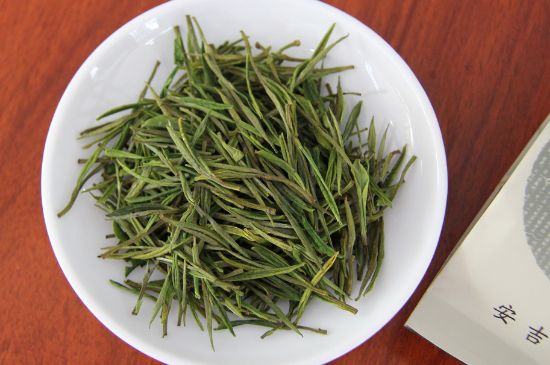 安吉白茶冷藏好還是冷凍好？這個(gè)需要根據(jù)存放時(shí)間來選擇