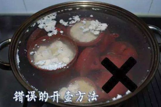 開壺放豆腐是錯(cuò)誤的，新買的紫砂壺正確開壺建議