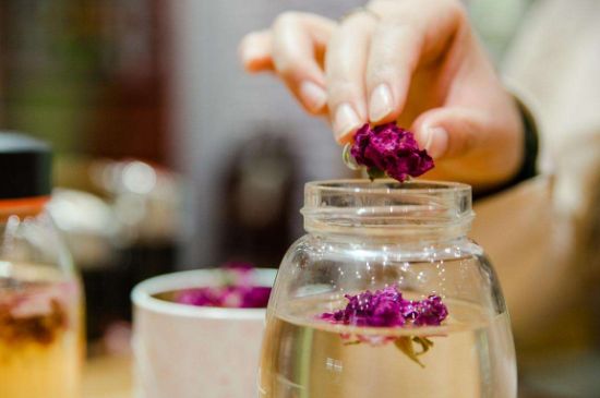 好玫瑰花茶多少錢一斤啊，玫瑰花茶價(jià)格多少錢合理？