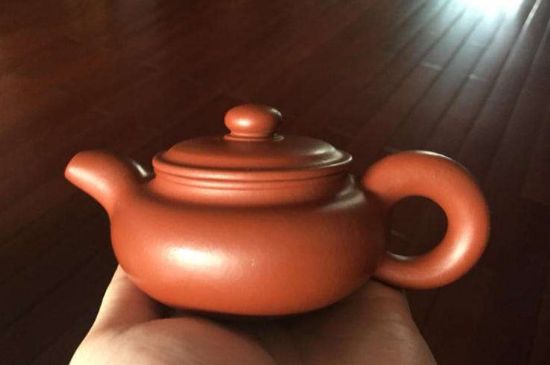 朱泥<a href=http://m.nanfanggl.com/chaju/zisha/ target=_blank class=infotextkey>紫砂壺如何開壺</a>，朱泥壺日常泡茶養(yǎng)護