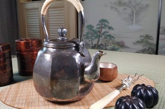 銀壺泡茶后為什么會(huì)變黑，銀壺內(nèi)膽發(fā)黑怎么辦