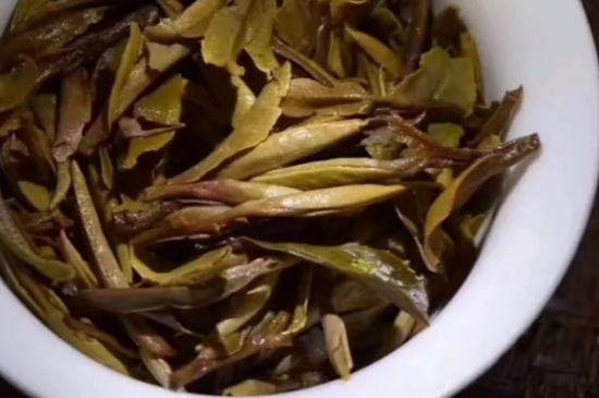 老白茶上火還是去火？夏季喝煮的老白茶會容易上火！