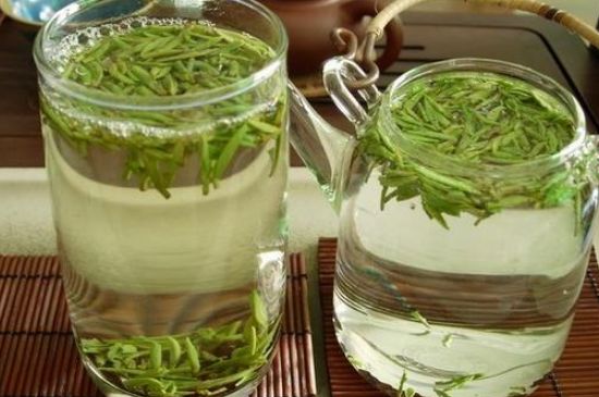 竹葉青和雀舌哪個(gè)貴，竹葉<a href=http://m.nanfanggl.com/fenlei/wulongcha/ target=_blank class=infotextkey>青茶</a>貴嗎？