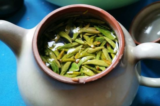 龍井茶放二年了能喝嗎，過(guò)期龍井茶的妙用！