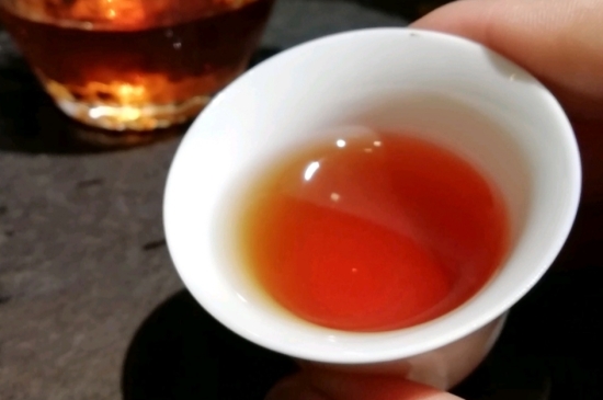 長(zhǎng)期喝巖茶會(huì)上火嗎？巖茶這樣喝了容易上火！