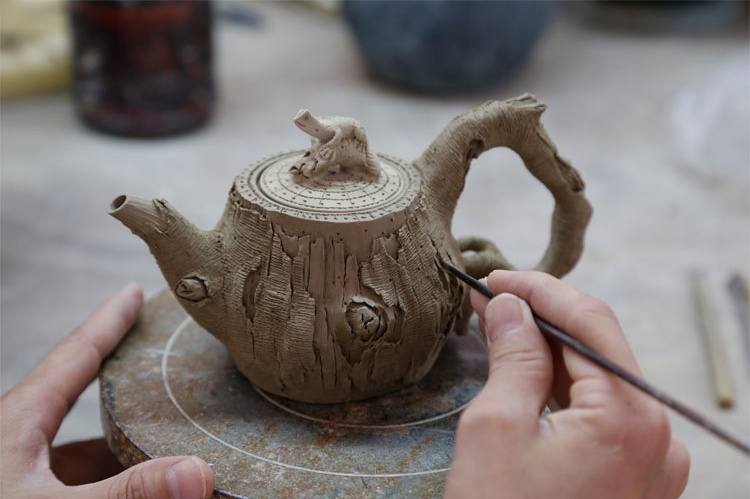 仿木外皮紫砂壺，創(chuàng)意木樁手工雕刻紫砂壺